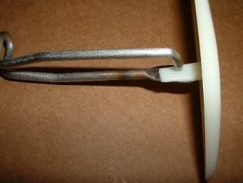 Un primer plano de un objeto de metal y plástico sobre una mesa.