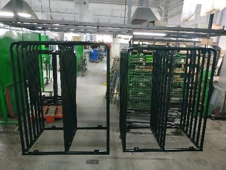 Un almacén lleno de muchas cajas verdes y algunas cajas negras.