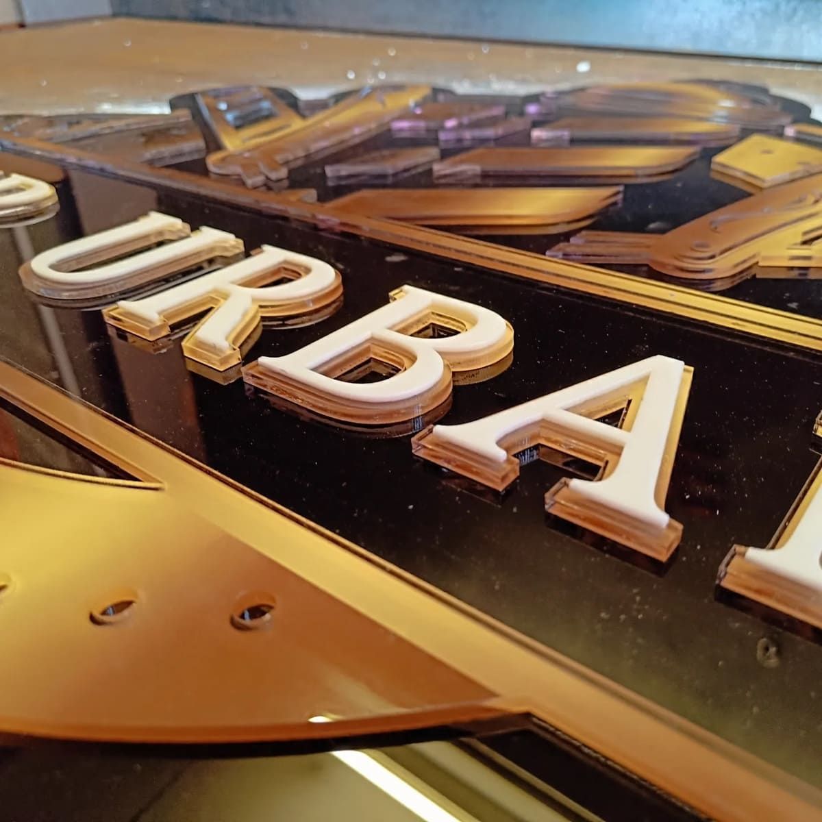 Un cartel que tiene la palabra urbano.