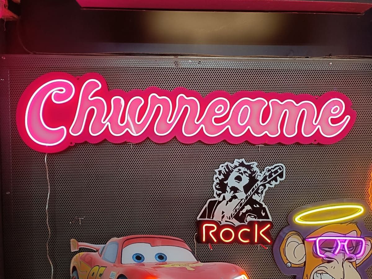 Un letrero de neón que dice 