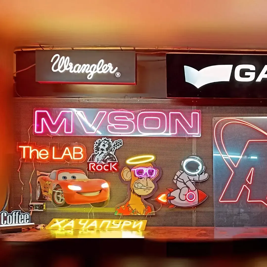 Un letrero de neón que dice mvson está colgado en una pared.
