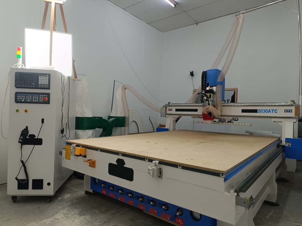 Una máquina roja y negra está sentada encima de una mesa de madera en una habitación.