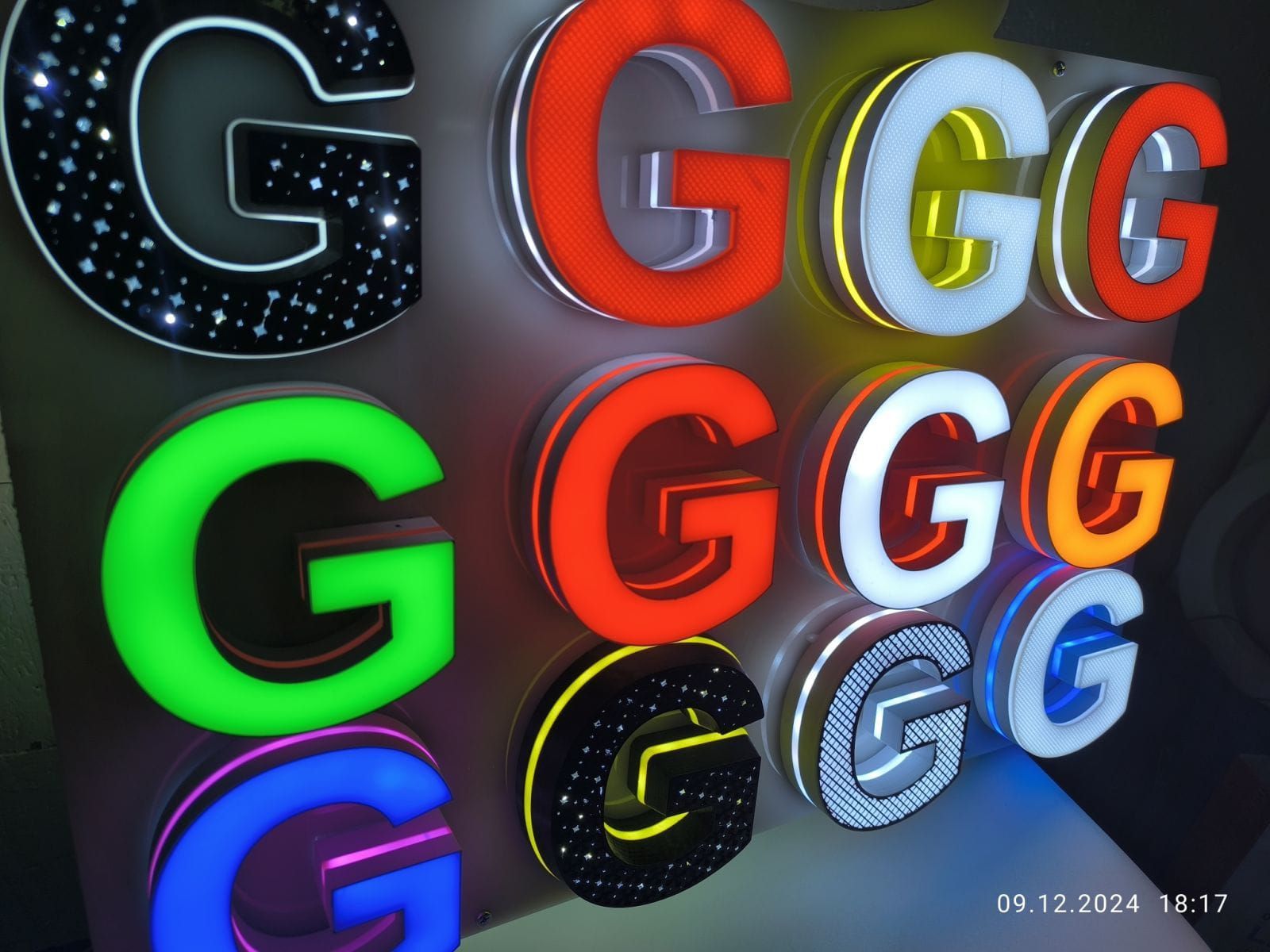 Un letrero de neón del bar musical La Lumina está colgado en una pared.