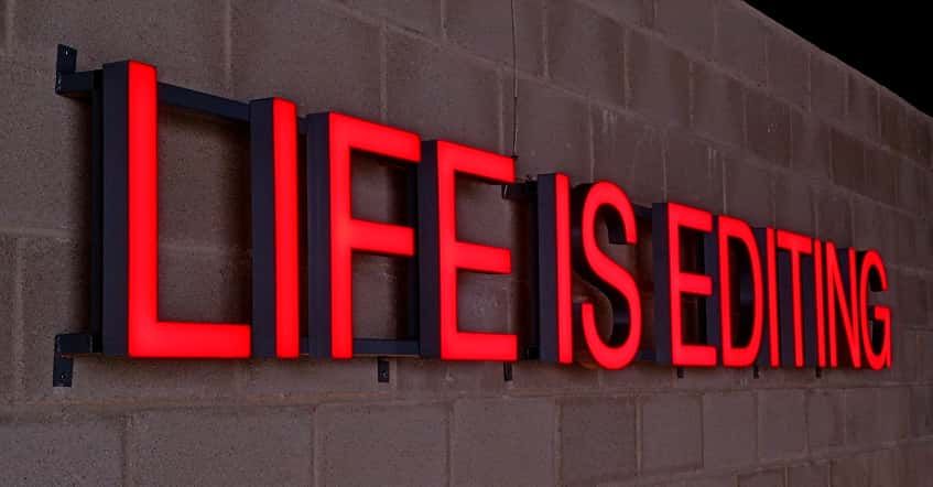 Un cartel de barbería Urban Pier cuelga del techo.