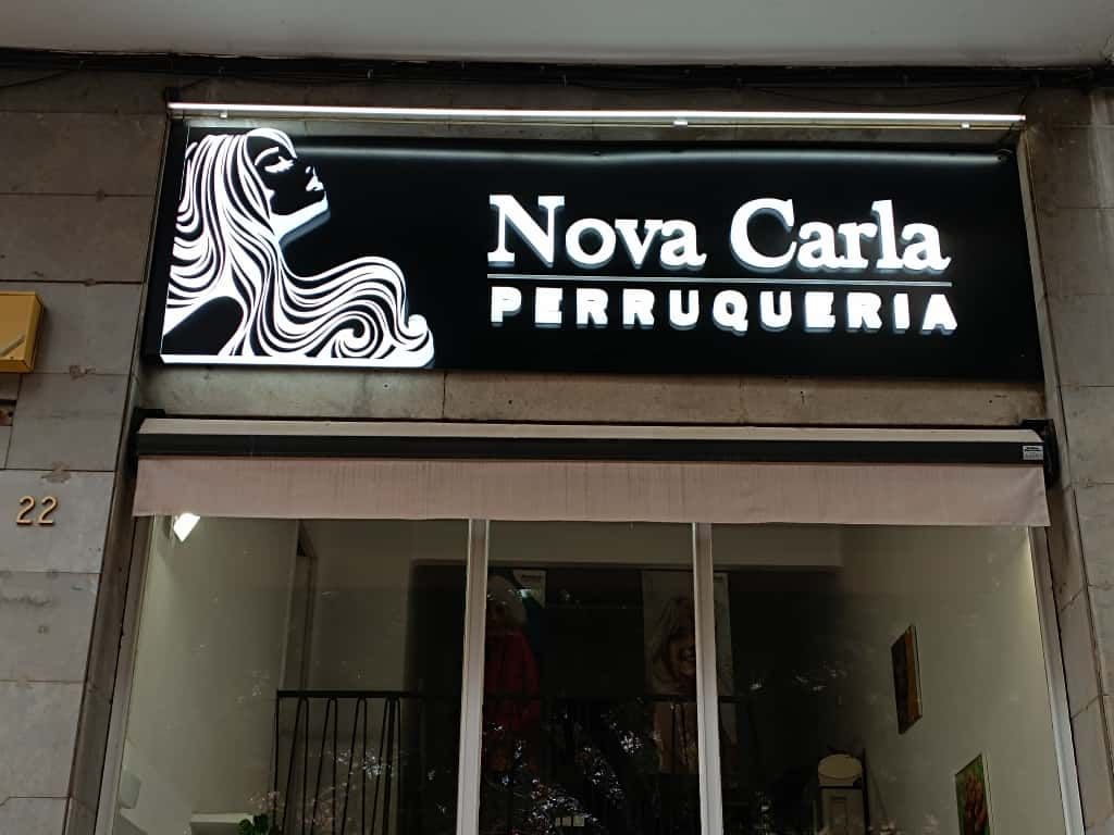 Un gran cartel amarillo de McDonald's está sobre una mesa de madera.