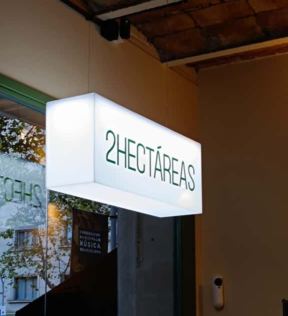 Un letrero de neón que dice mvson está colgado en una pared.