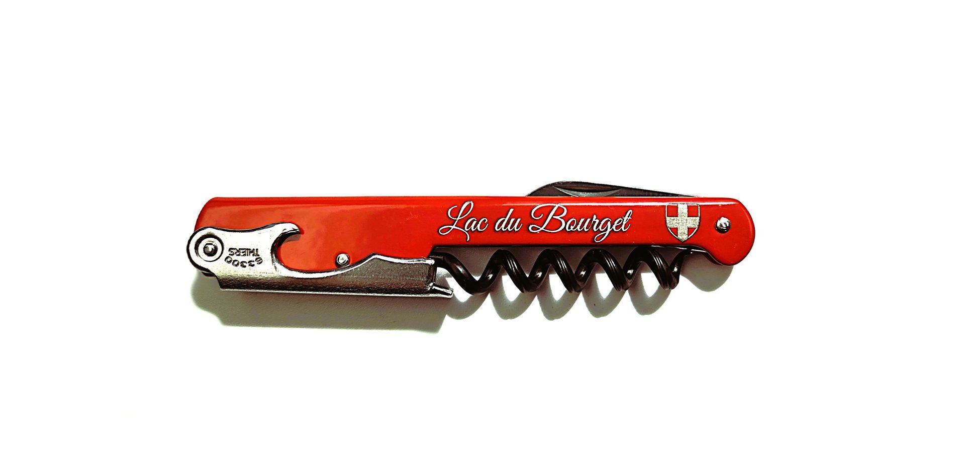 Couteau de poche rouge de l'armée suisse avec tire-bouchon ouvert sur fond blanc