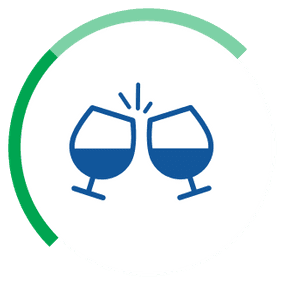 Dos copas de vino azules tintineando, con un arco verde alrededor de ellas.