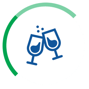 Dos copas de vino para brindar, arco verde.