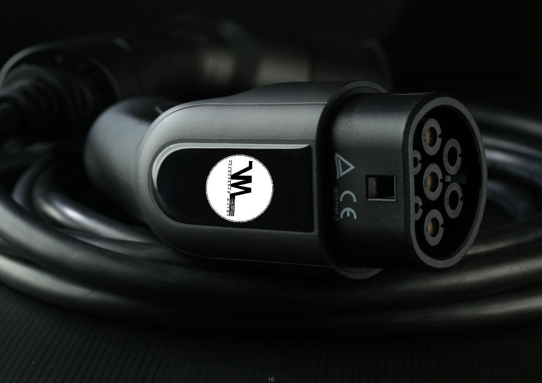 Un primer plano de un cable de carga de VW