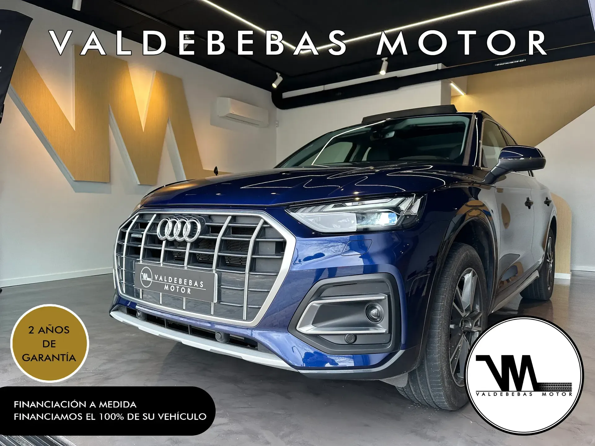 Un Audi Q5 azul está en una sala de exposición.