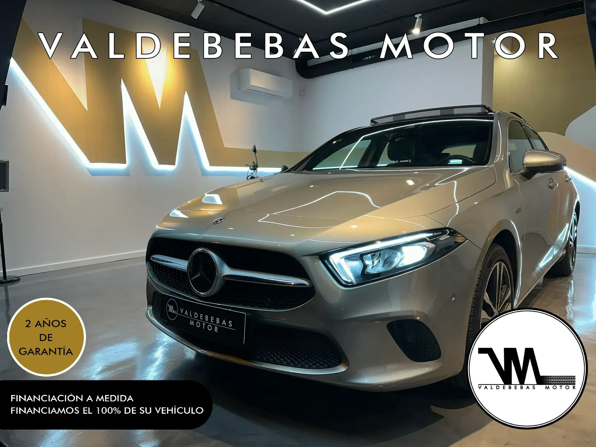 Un Mercedes Benz plateado se exhibe en el Salón del Automóvil de Valdebebas.