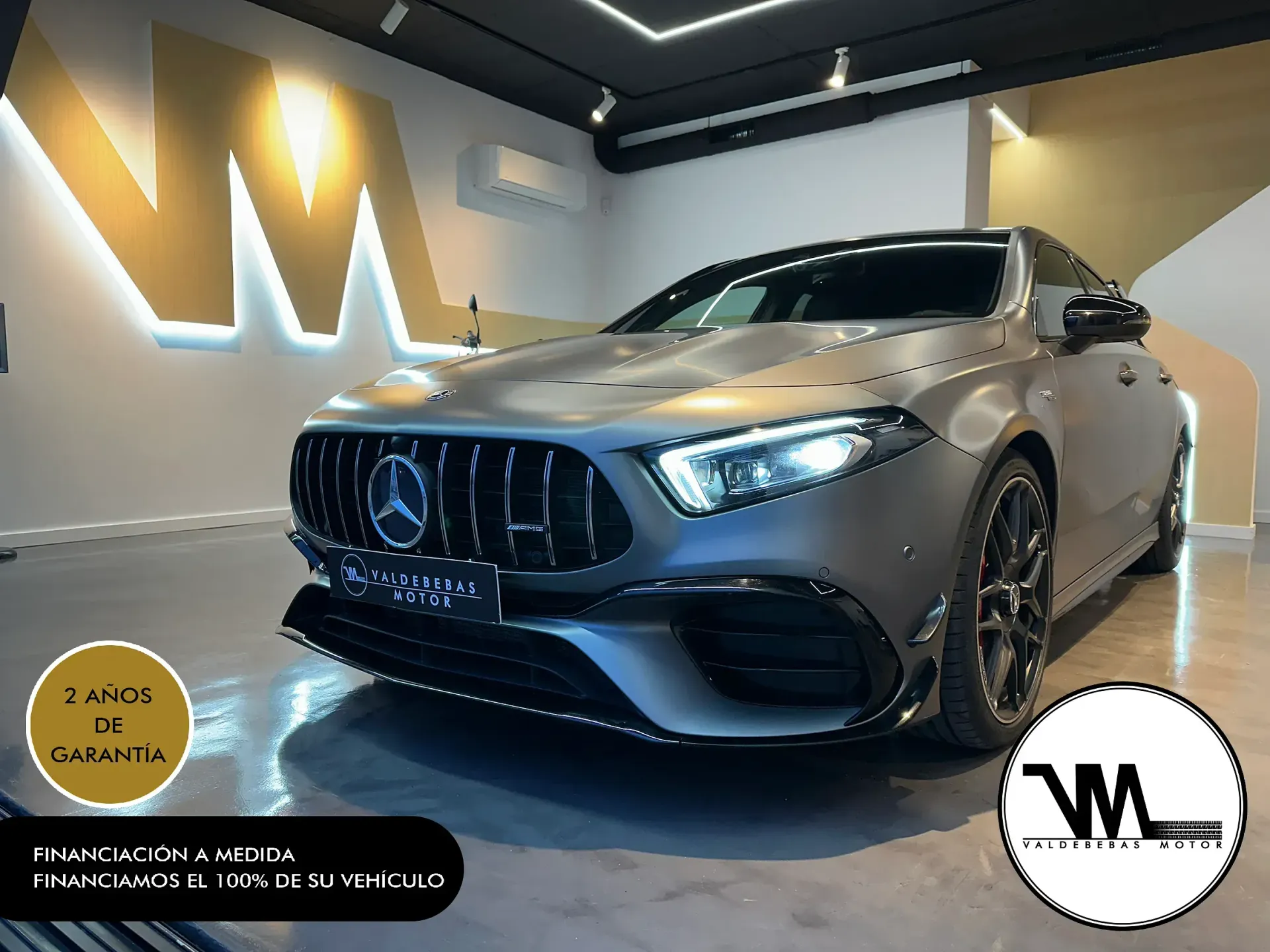 Un Mercedes Benz Clase A está estacionado en una sala de exposición.