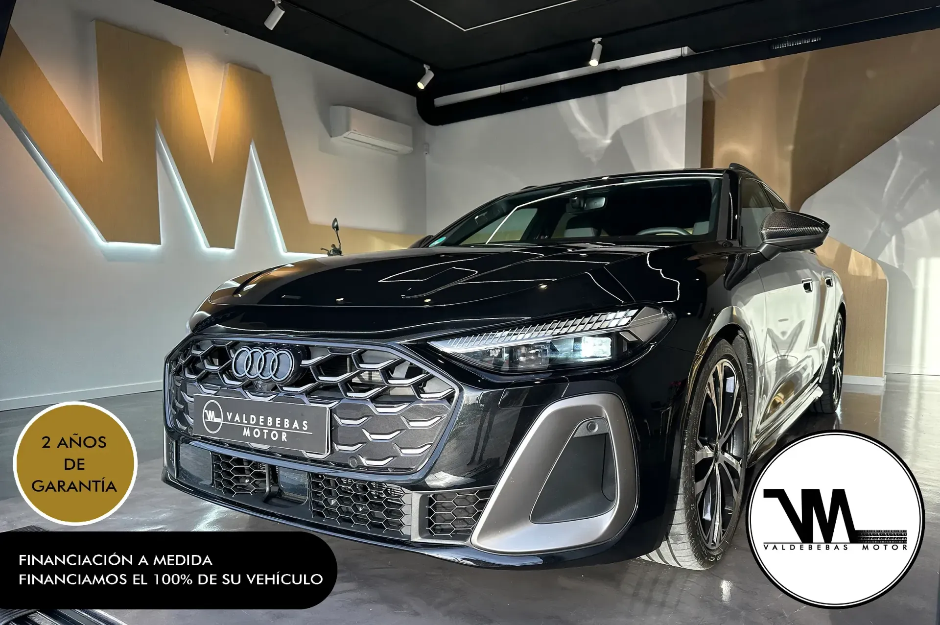 Un coche negro está en una sala de exposición con un logotipo que dice wm