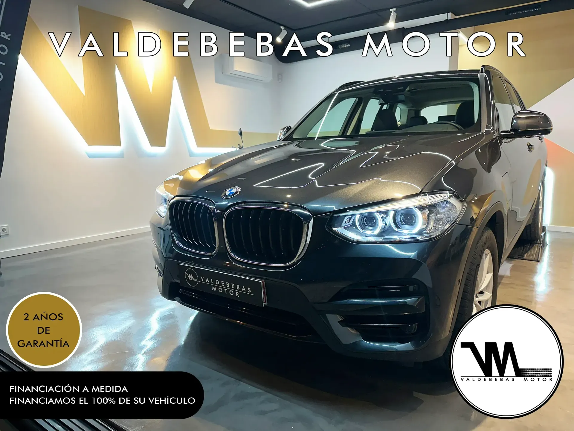 Un BMW X3 está en una sala de exposición.