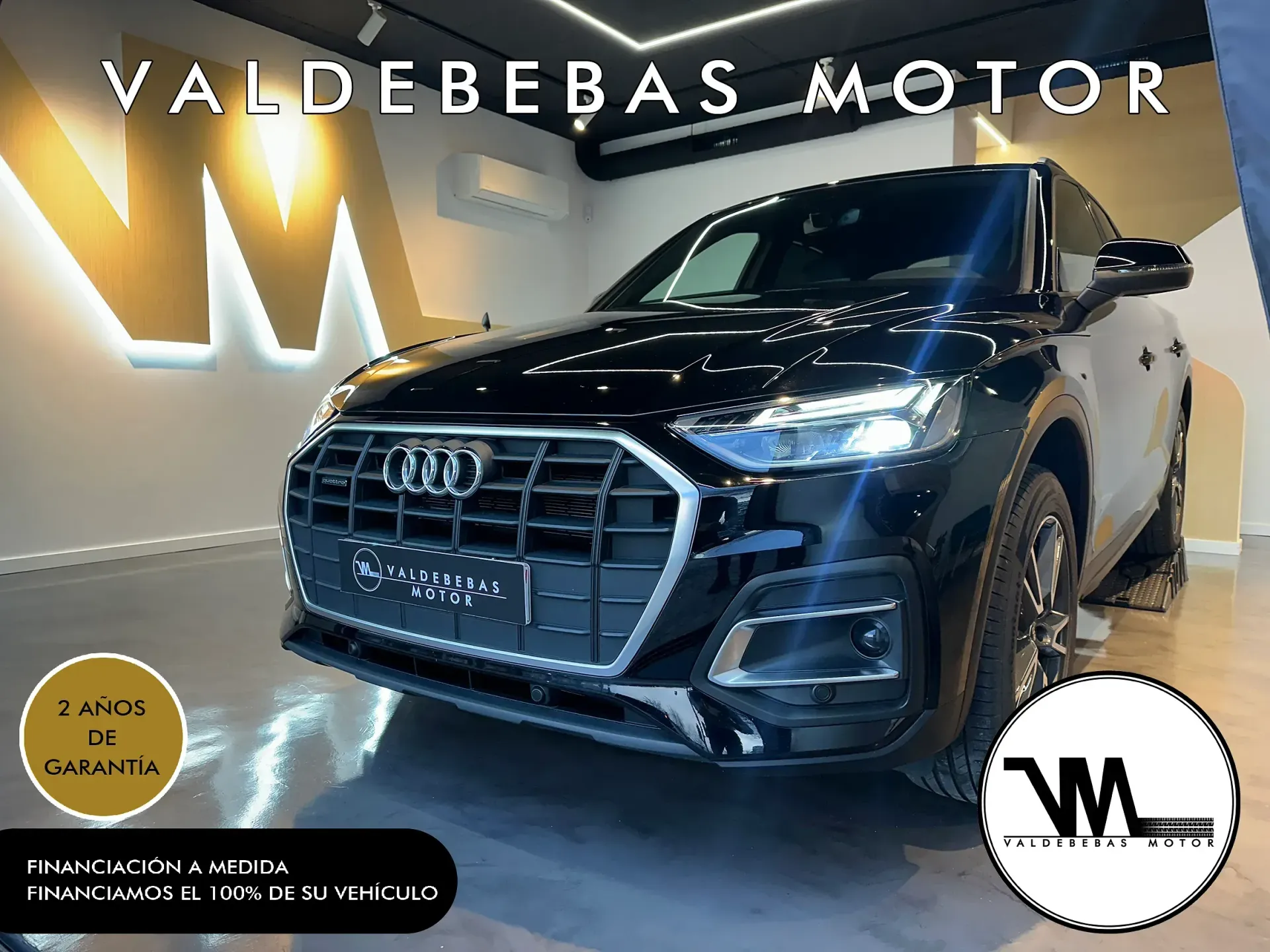 Un Audi Q5 negro está en una sala de exposición.