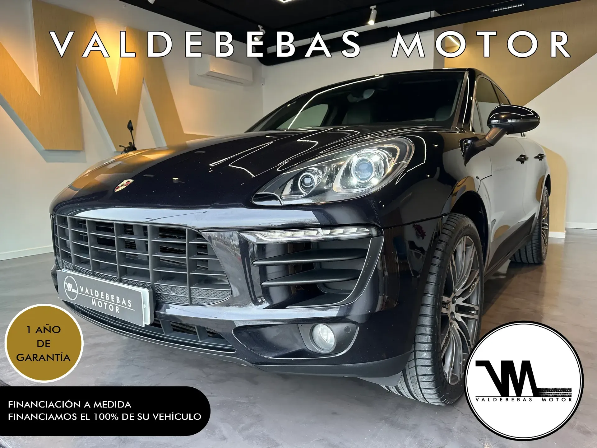 Un Porsche Macan Turbo negro está estacionado en una sala de exposición.