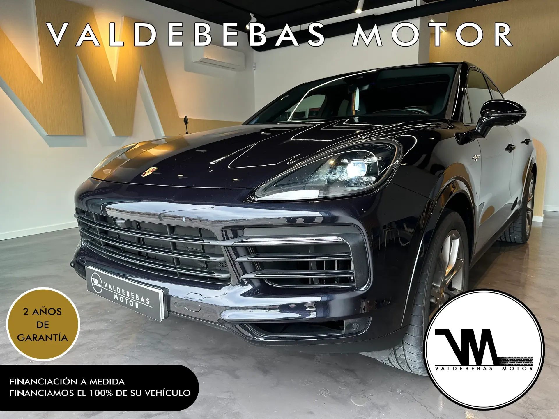 Un Porsche Cayenne negro está estacionado en una sala de exposición.