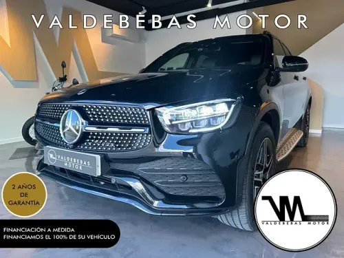 Un Mercedes Benz GLC Coupé negro está en una sala de exposición.