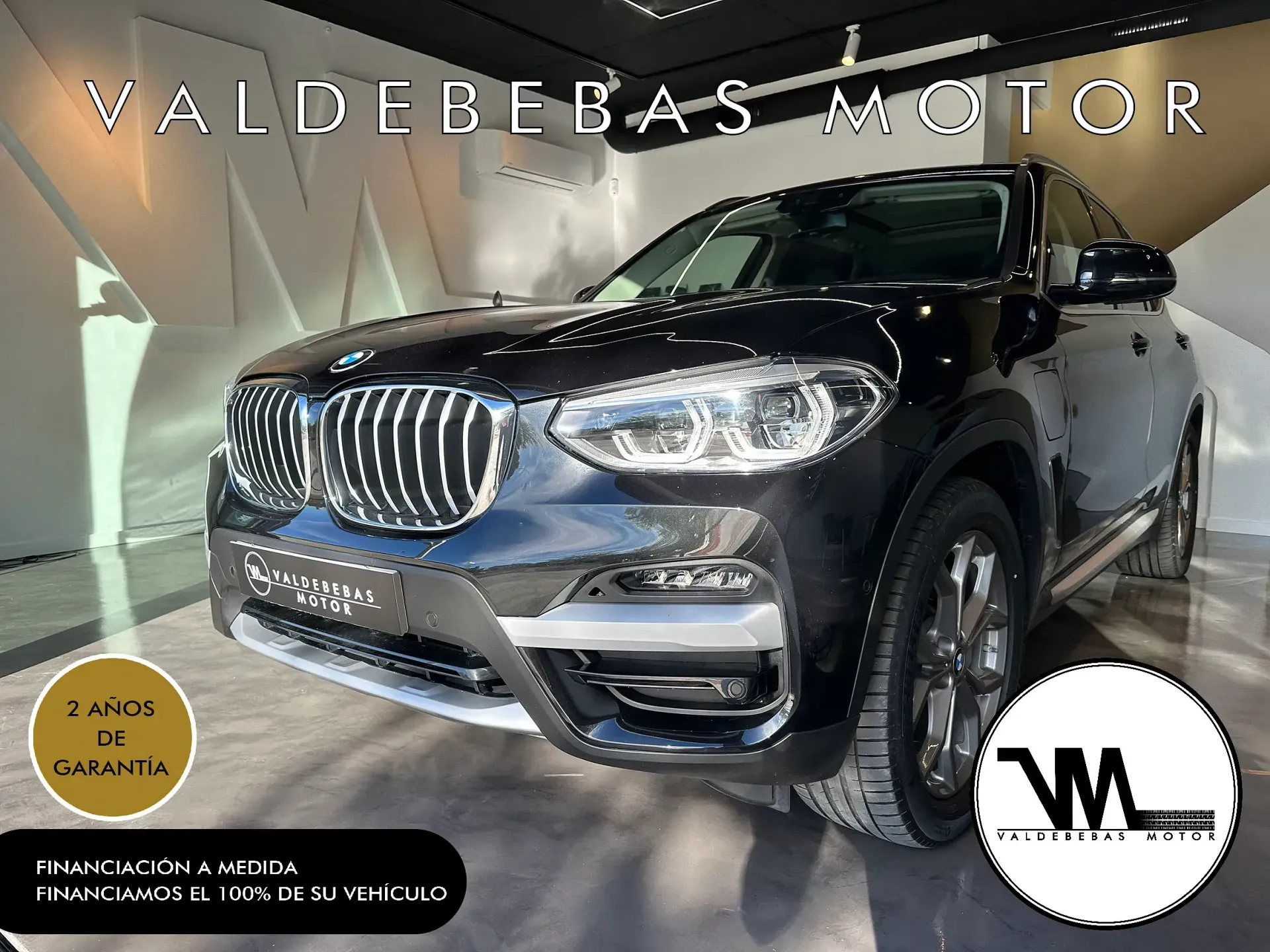 Un BMW X3 negro está en una sala de exposición.