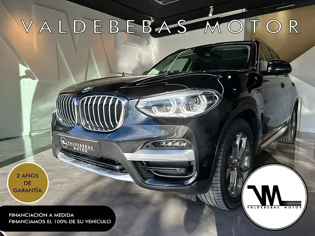 Un BMW X3 negro está en una sala de exposición.
