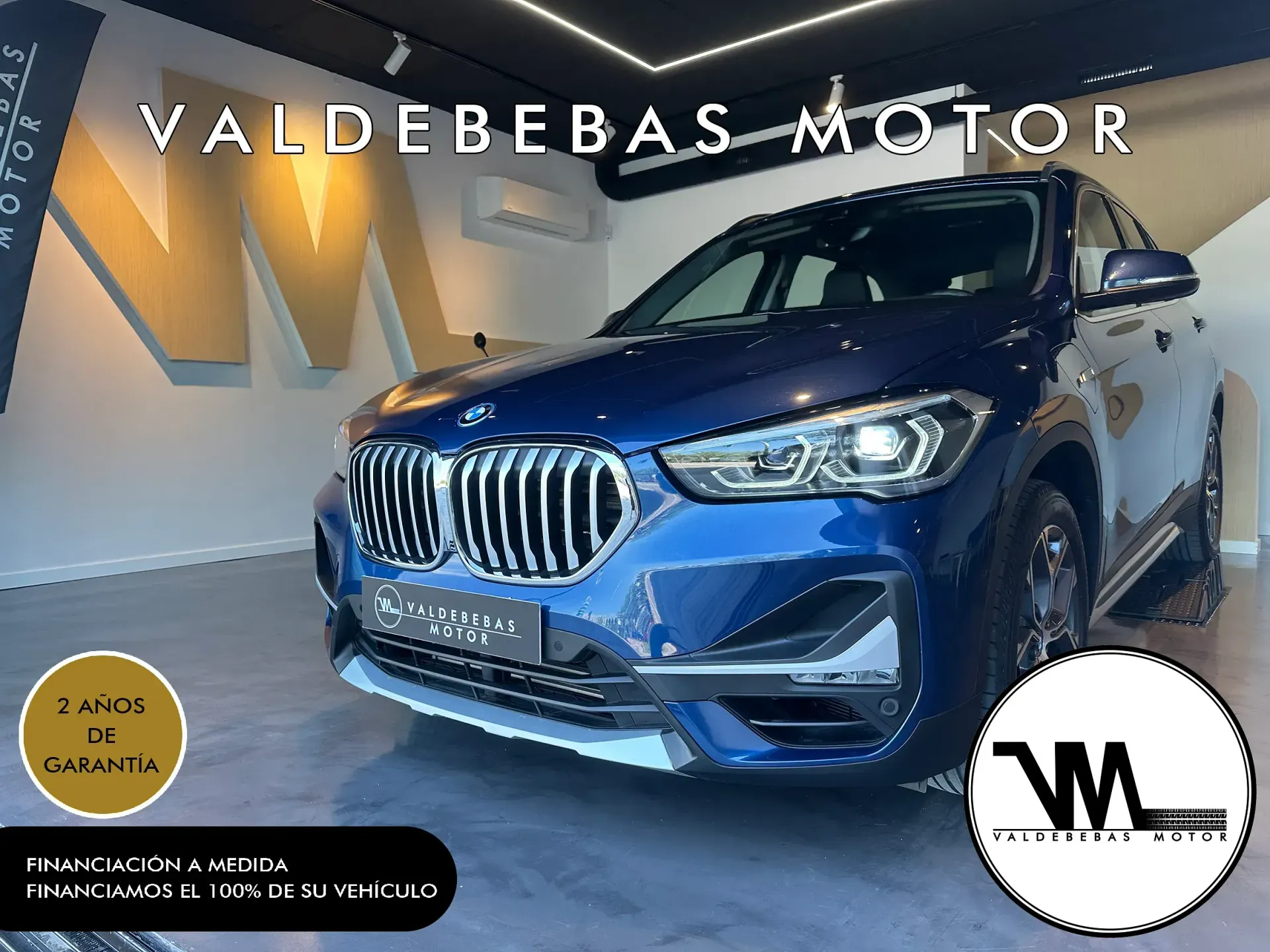 Un BMW X1 azul está en una sala de exposición.