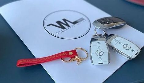 Un par de llaves de coche encima de un trozo de papel.