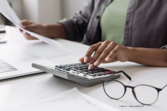 Frau erledigt Büroarbeit