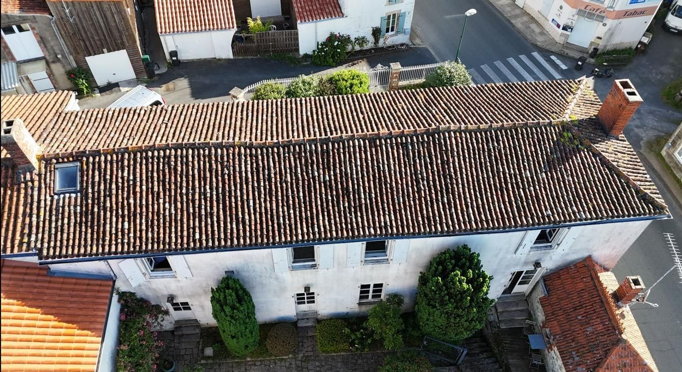 Photo d'une toiture à rénover vue du ciel