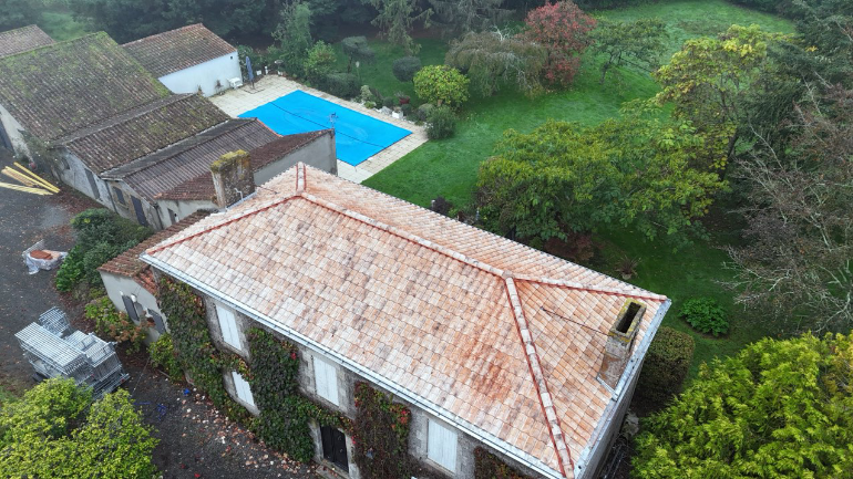 Toiture de maison en tuiles