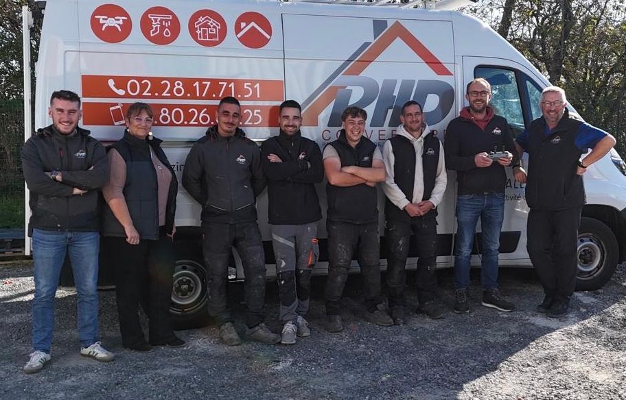 Équipe de PHD posant joyeusement devant leurs camions