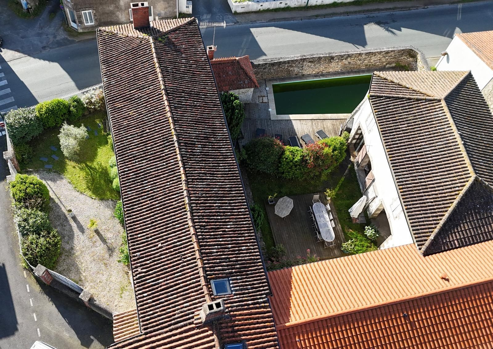 Photo d'une grande toiture à rénover vue du ciel