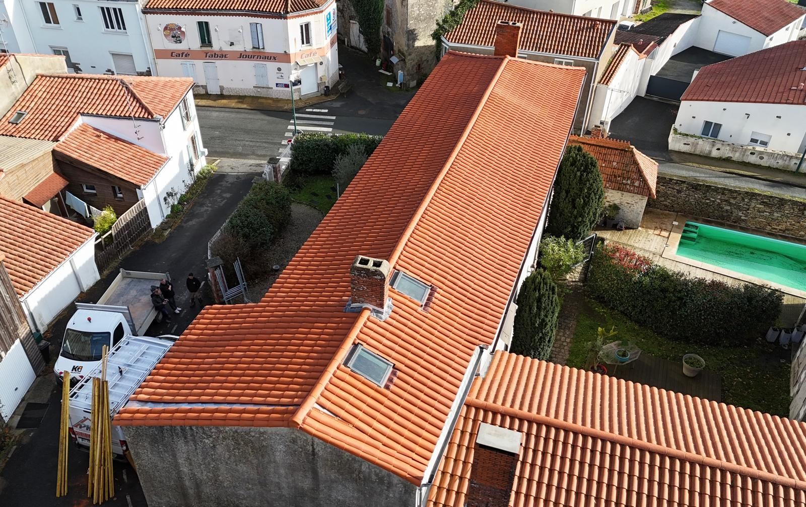 Grande maison avec toiture rénovée