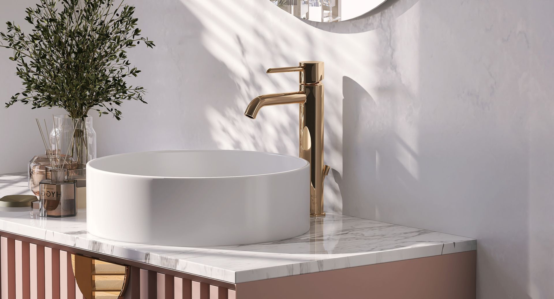 Lavabo de salle de bains moderne avec robinet doré, comptoir blanc et plante en pot baignée de soleil