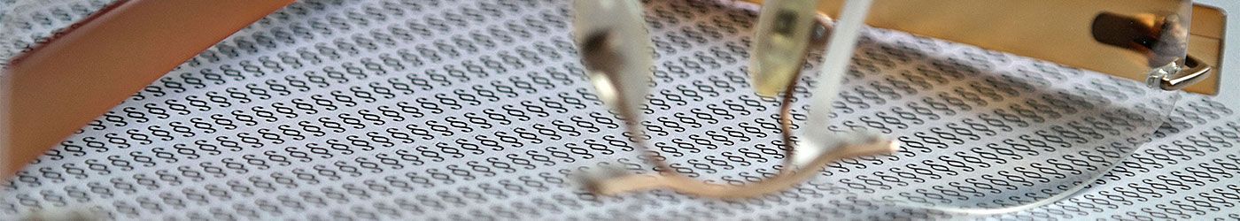 Eine Nahaufnahme einer Brille, die auf einem Tisch liegt.