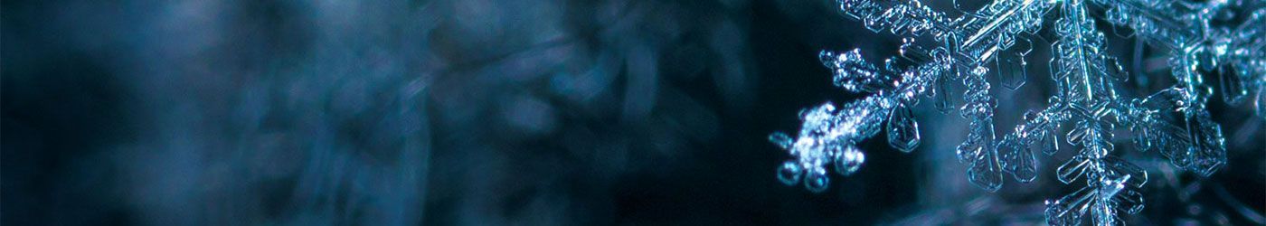 Eine Nahaufnahme eines Wasserfalls mit blauem Hintergrund