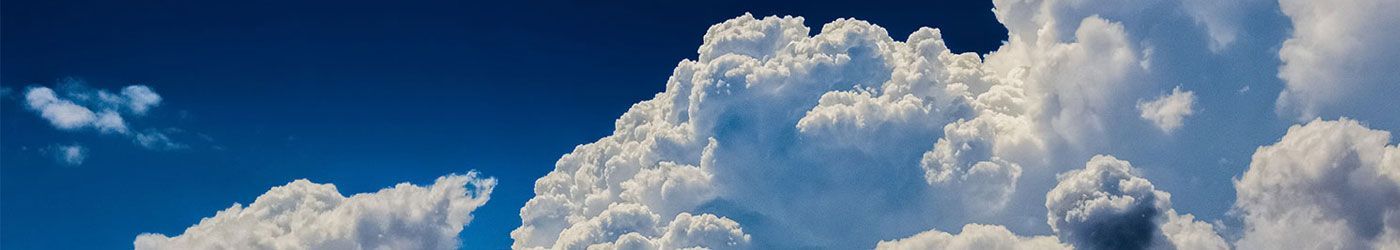 Ein blauer Himmel mit weißen Wolken darin