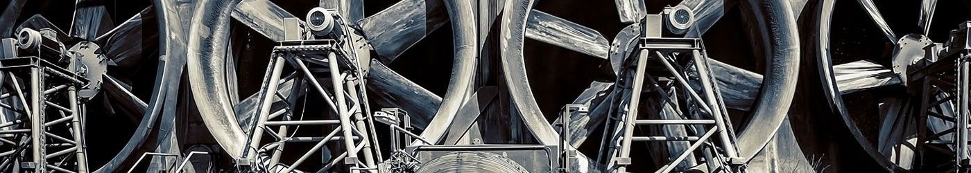 Eine Nahaufnahme einer Metallstruktur vor schwarzem Hintergrund.