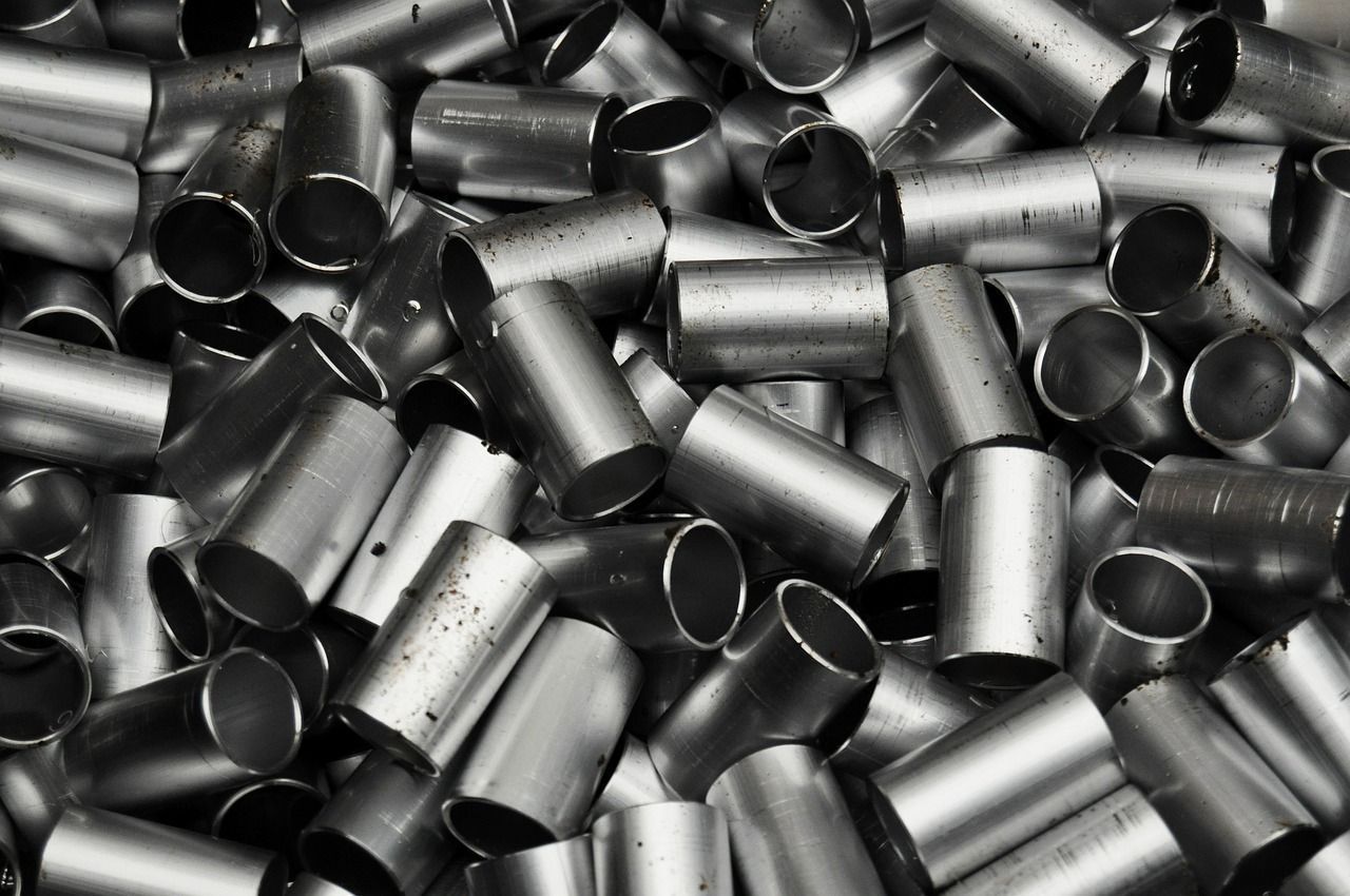Pila de cilindros de metal plateado.