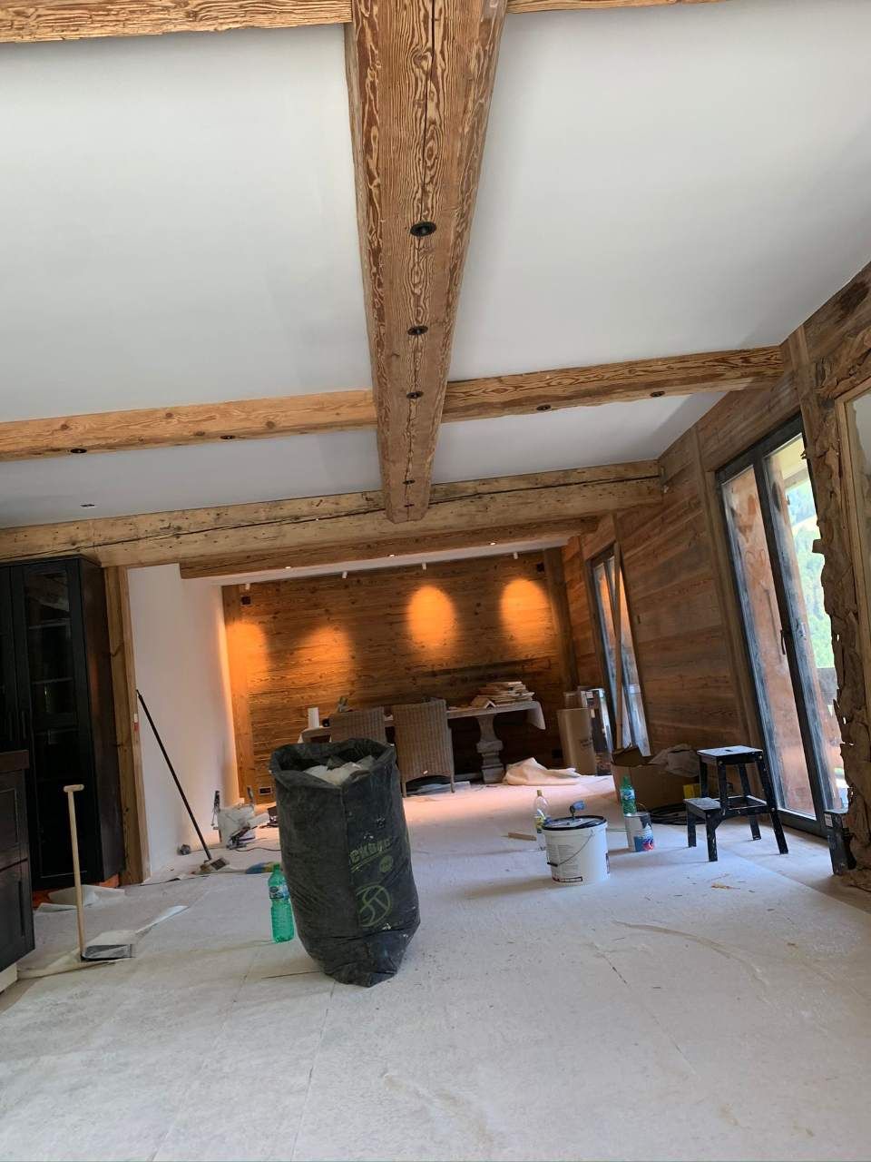 Plafond à poutres apparentes dans une pièce en construction.