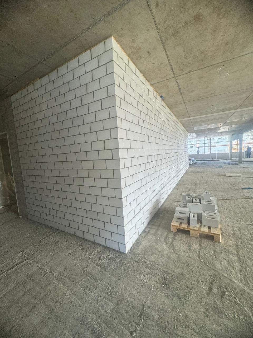 Vue intérieure d'un bâtiment en construction. 