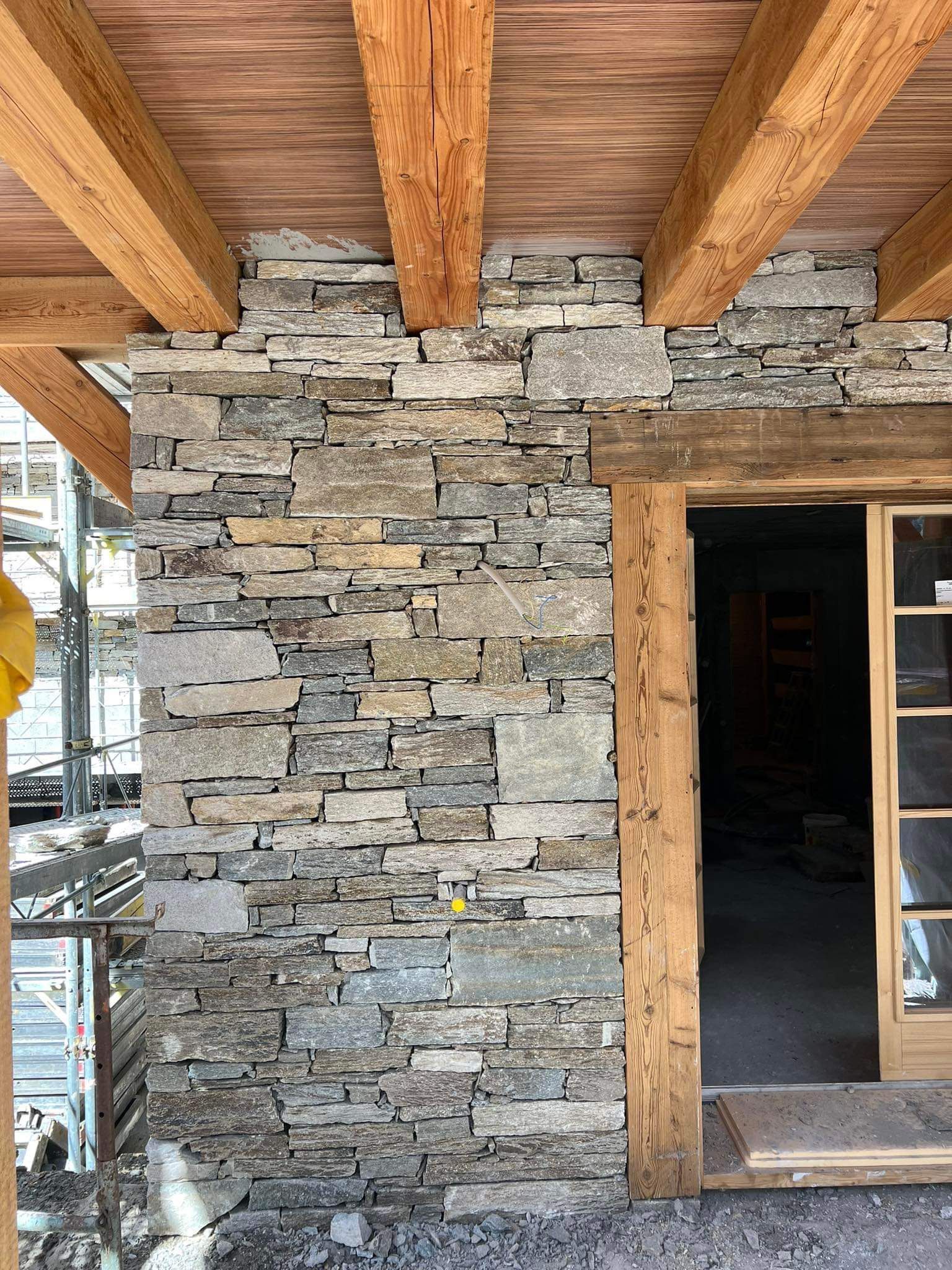 Pavés gris disposés en demi-cercle.