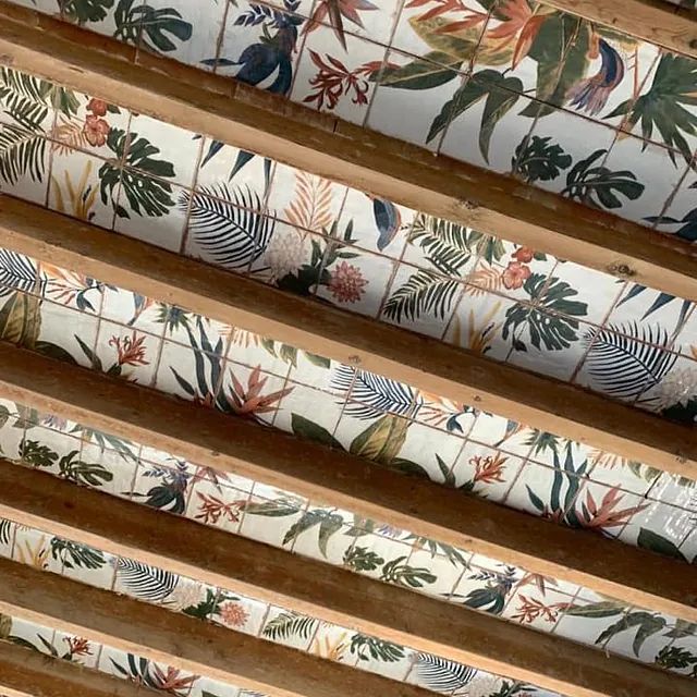 Un estante de madera con un patrón floral.