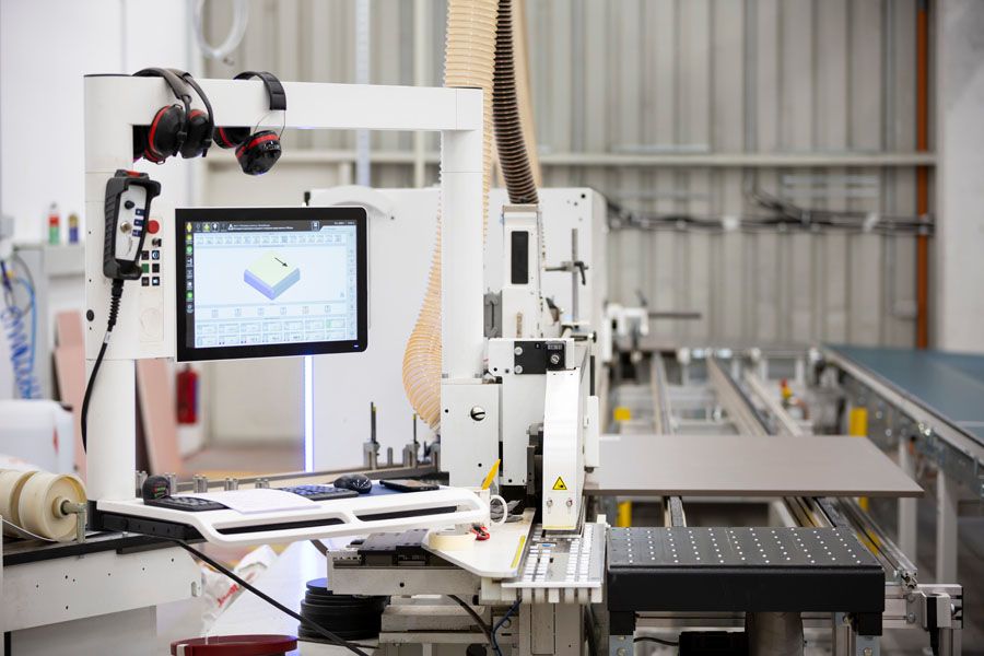 Écran interactif d'une plaqueuse de chant