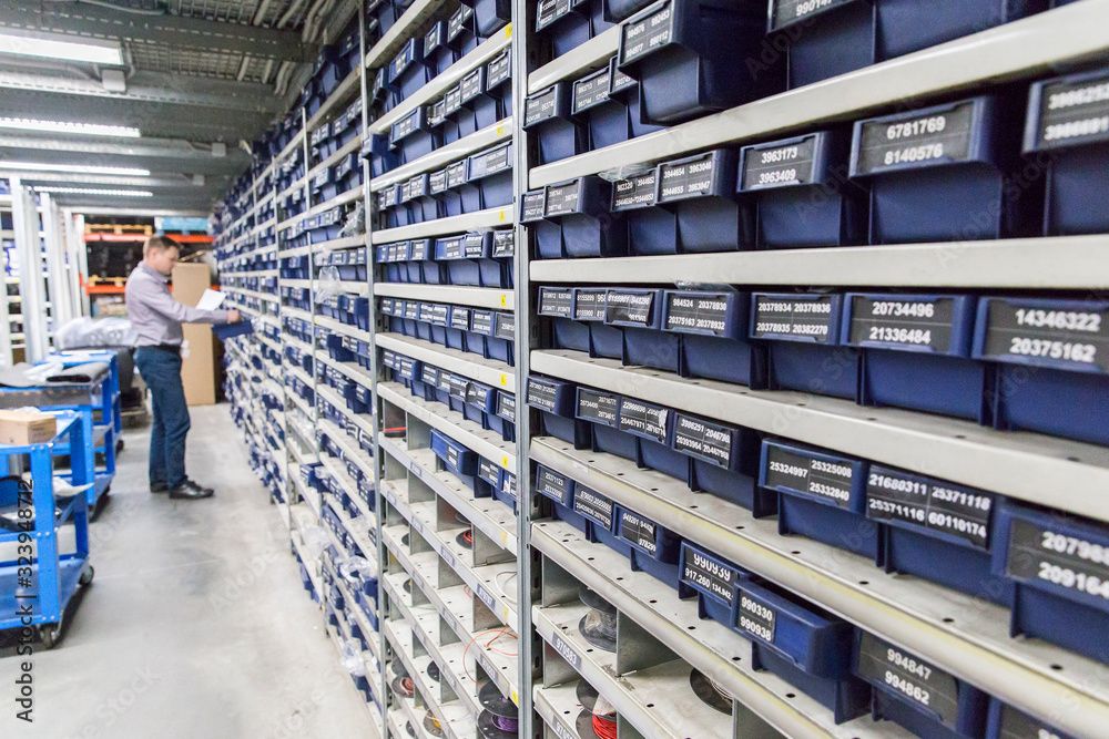 Employé préparant la livraison de votre pièce détachée