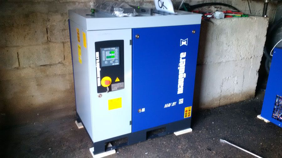Compresseur Maugière installé sur du bitume