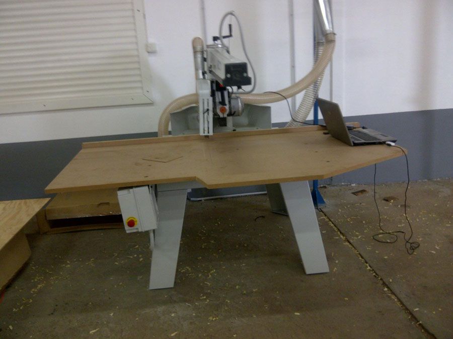 Scie radiale connectée à un ordinateur