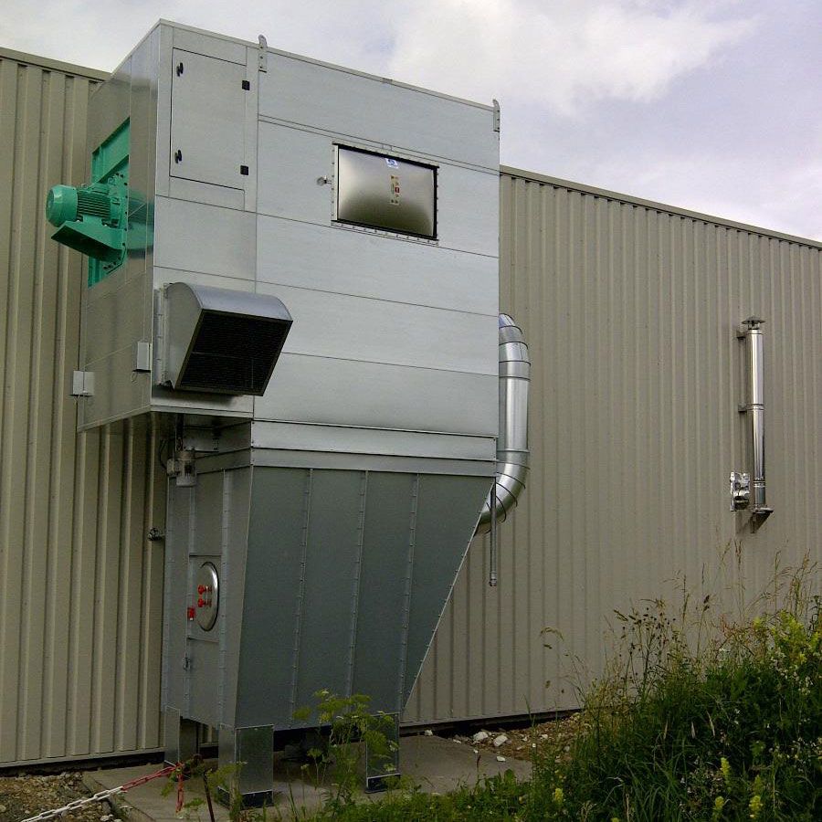 Menuisier découpant une plaque proprement sans sciure