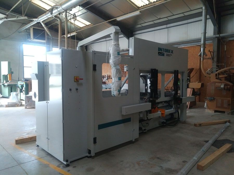 Centre d'usinage et de tournage Intorex vu de l'arrière