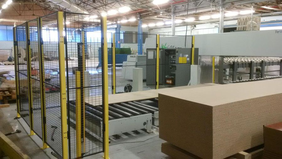 Atelier avec une scie à plat Biesse